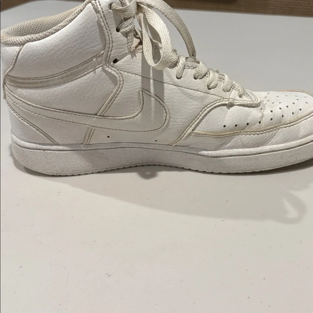 Nike Women’s Nike Court Vision Mid Sneaker. Size 7. White
